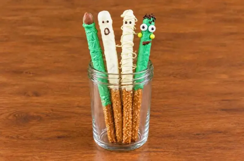 4 Easy Halloween Pretzel Rods